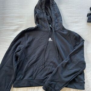 Cropped Adidas sweatshirt